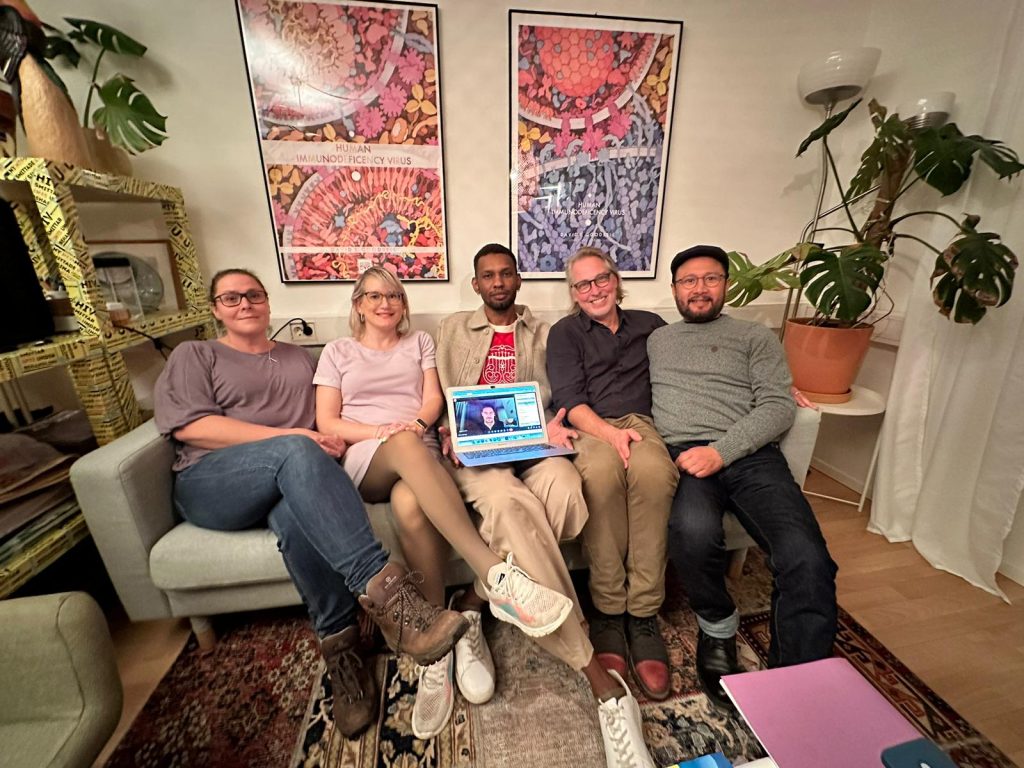 På bilden från vänster: Suzana, Kim, Baha (Marcus på dator), Micke och Carlos

